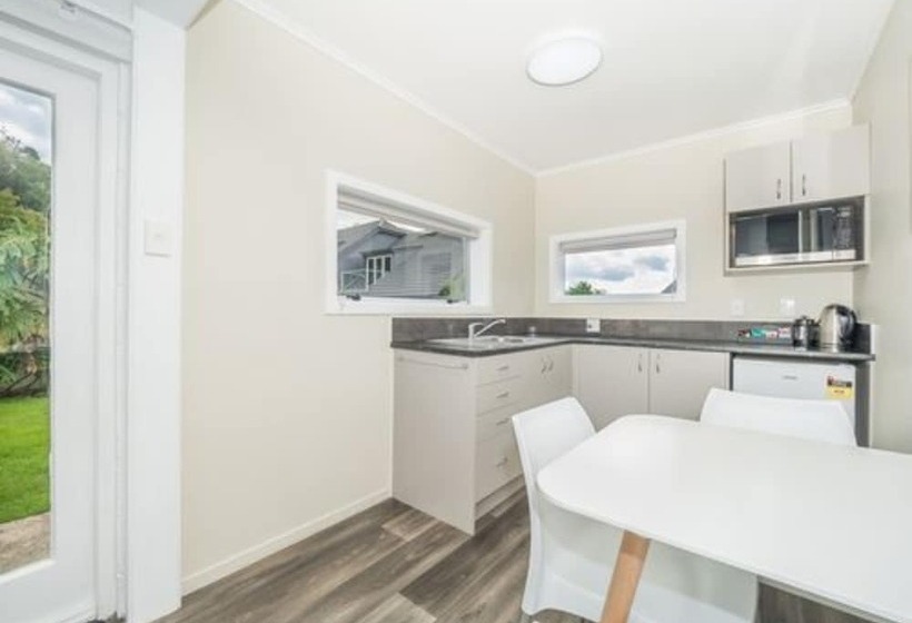 Asure Harbour View Motel And Water Front Apartments