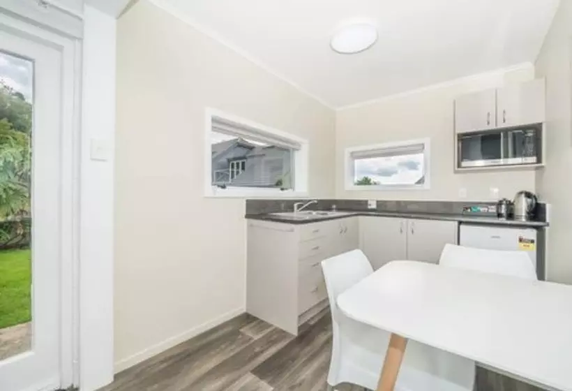 Asure Harbour View Motel And Water Front Apartments