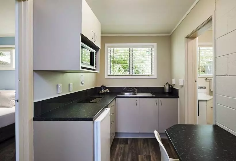 Asure Harbour View Motel And Water Front Apartments