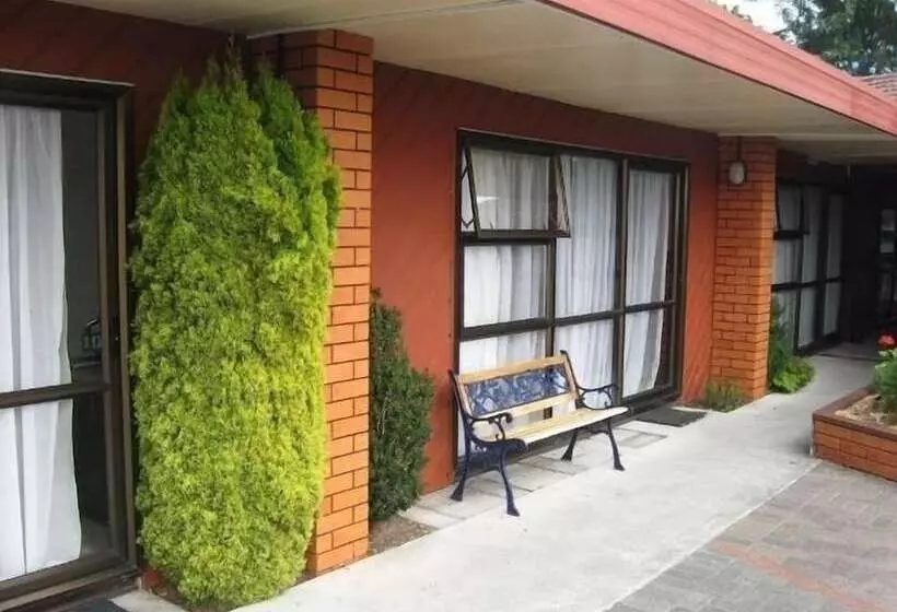 فندق Ace High Motor Inn