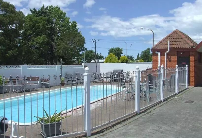 فندق Ace High Motor Inn