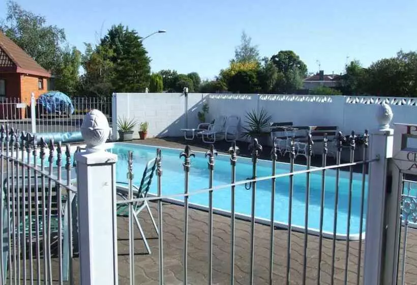 فندق Ace High Motor Inn