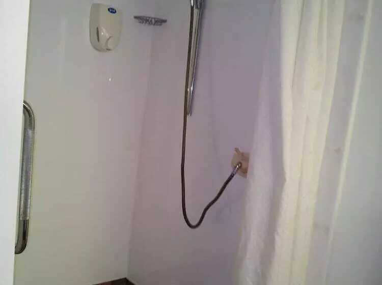 فندق Ace High Motor Inn