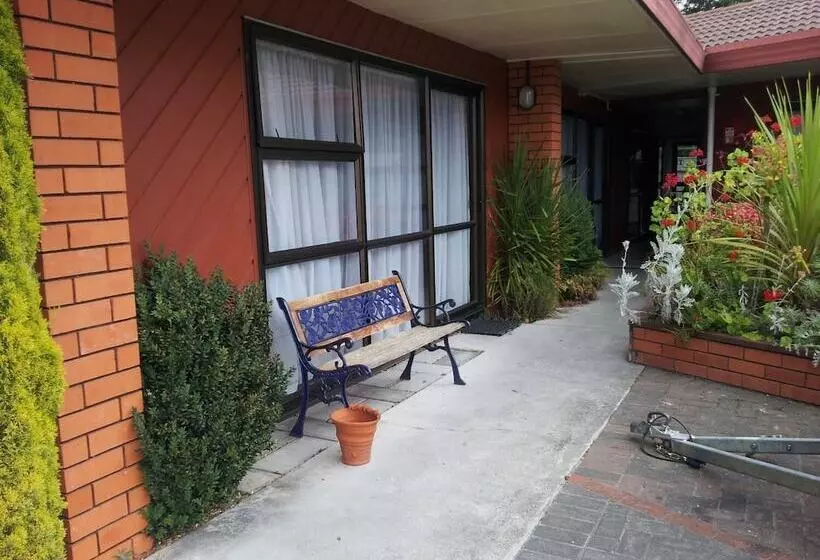 فندق Ace High Motor Inn