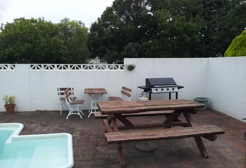 فندق Ace High Motor Inn