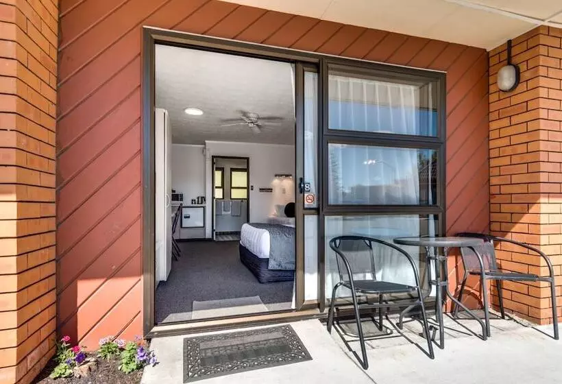 فندق Ace High Motor Inn