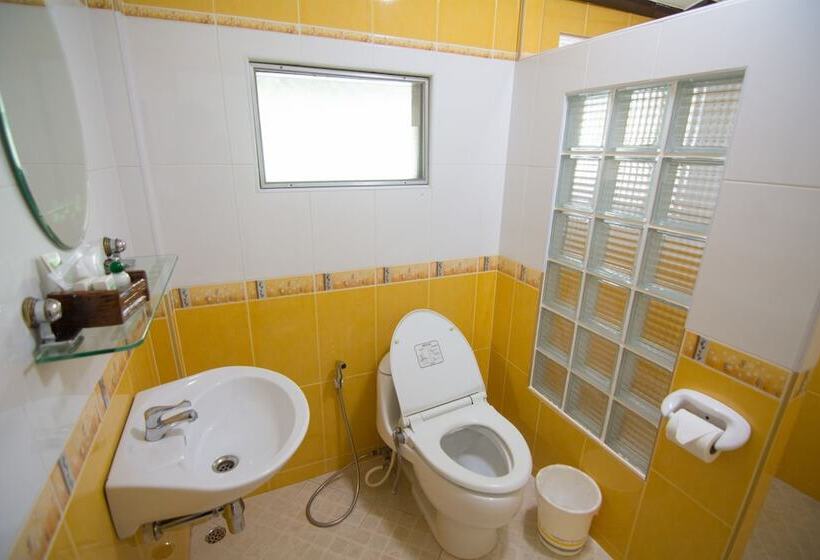 בית מלון כפרי Wattana Village Resort