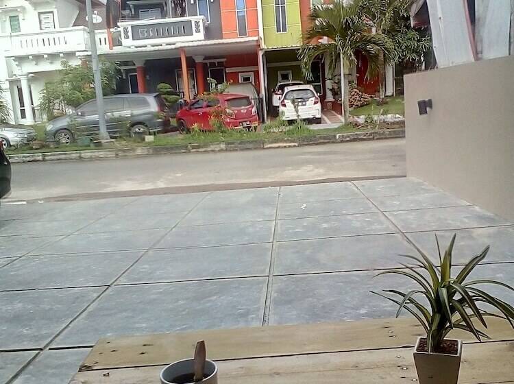 פנסיון Sleeprest   Plamo Garden