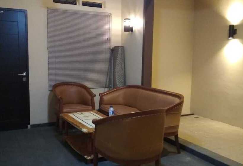 פנסיון Sleeprest   Plamo Garden