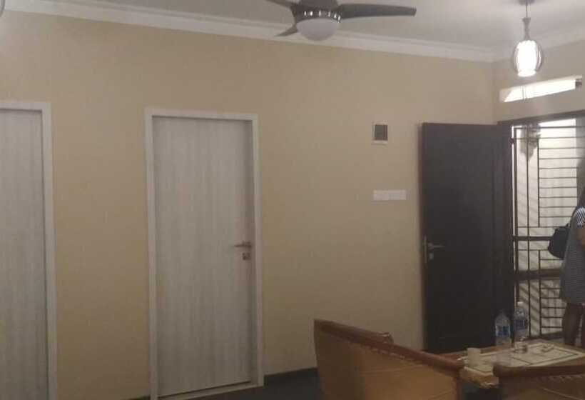 פנסיון Sleeprest   Plamo Garden