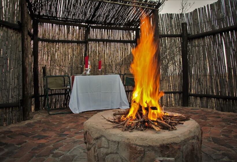 בית מלון כפרי Ikhaya Lamadube Game Lodge