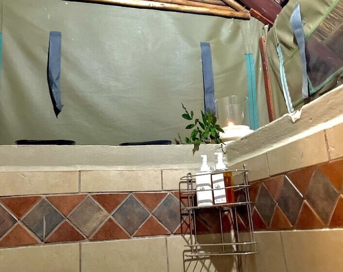 בית מלון כפרי Ikhaya Lamadube Game Lodge