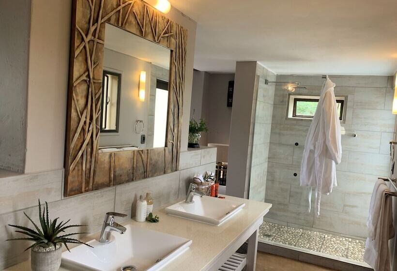 בית מלון כפרי Ikhaya Lamadube Game Lodge