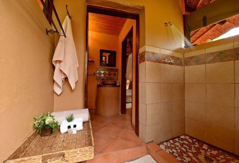 בית מלון כפרי Ikhaya Lamadube Game Lodge