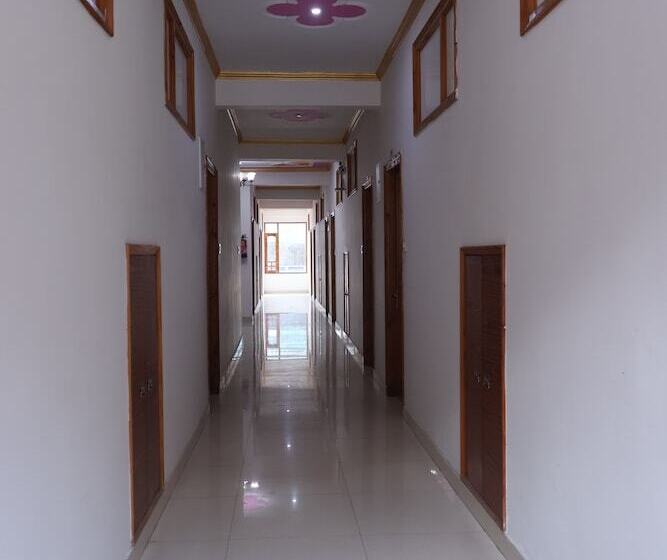 בית מלון כפרי Sarla Regency