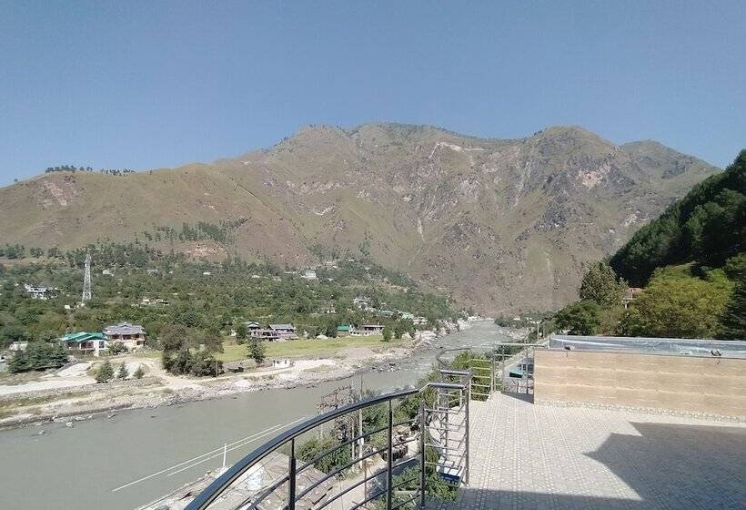 בית מלון כפרי Sarla Regency