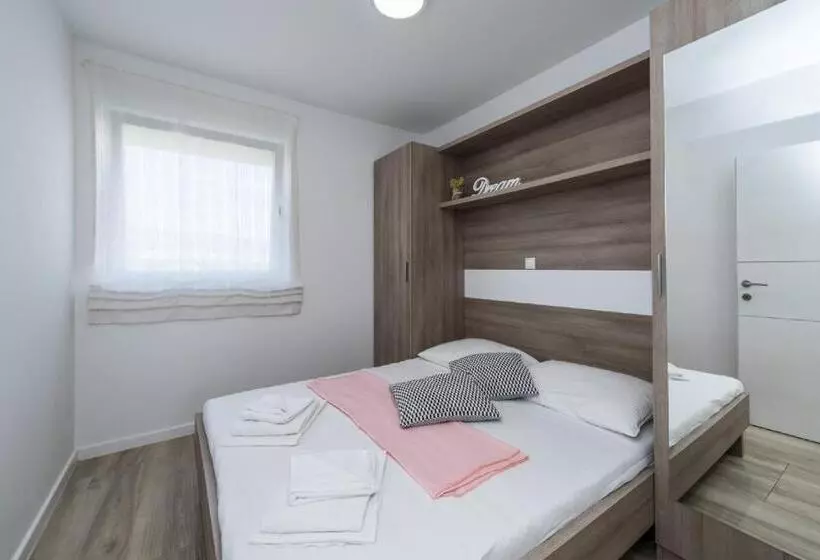 Apartments & Rooms Danivan Pool Villas B