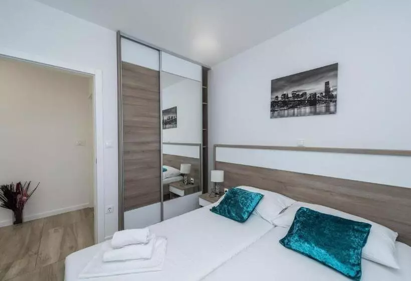 Apartments & Rooms Danivan Pool Villas B