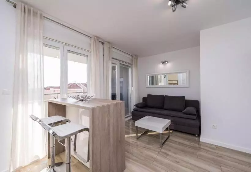 Apartments & Rooms Danivan Pool Villas B