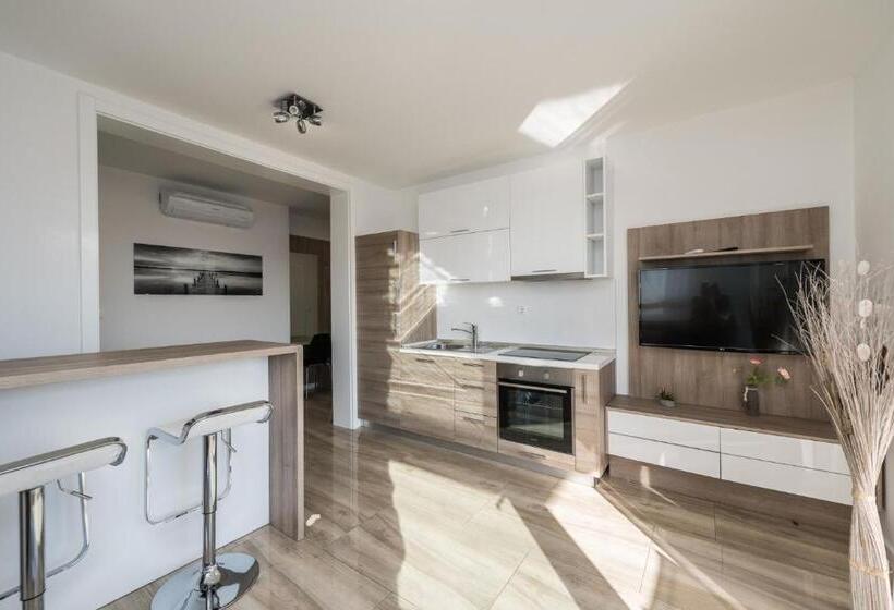 Apartments & Rooms Danivan Pool Villas B