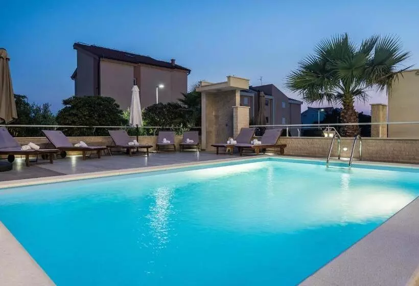 Apartments & Rooms Danivan Pool Villas B