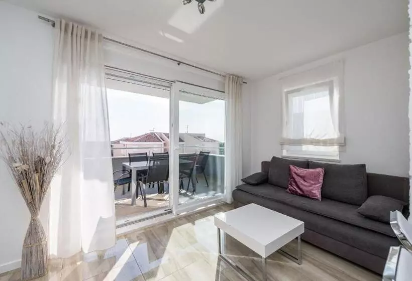 Apartments & Rooms Danivan Pool Villas B