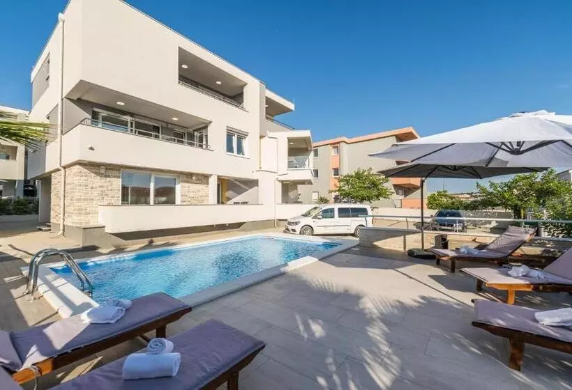 Apartments & Rooms Danivan Pool Villas B