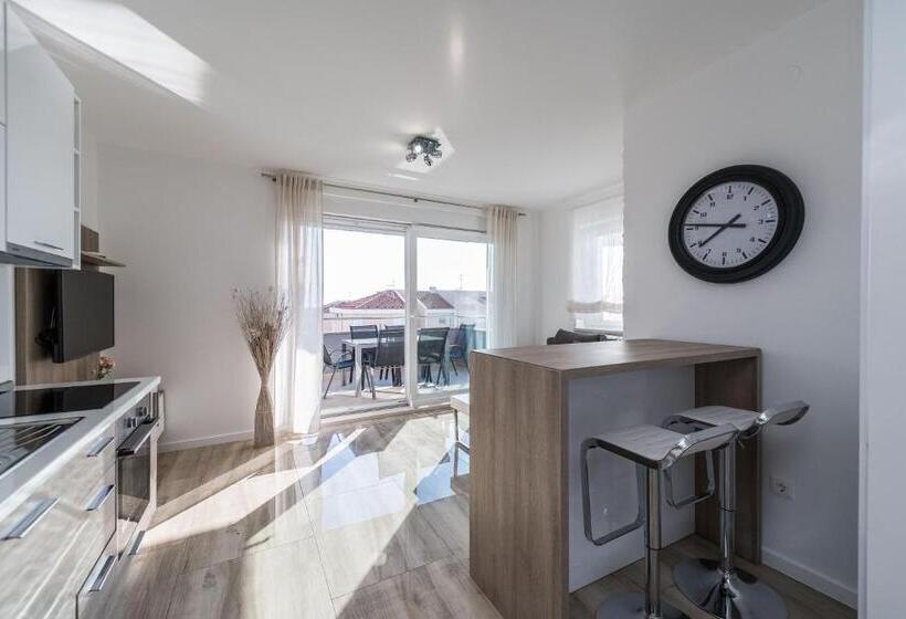 Apartments & Rooms Danivan Pool Villas B