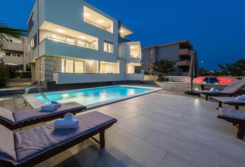 Apartments & Rooms Danivan Pool Villas B