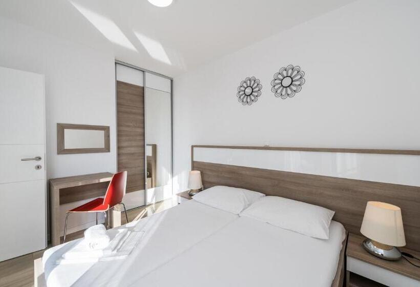 Apartments & Rooms Danivan Pool Villas B