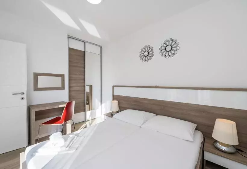 Apartments & Rooms Danivan Pool Villas B