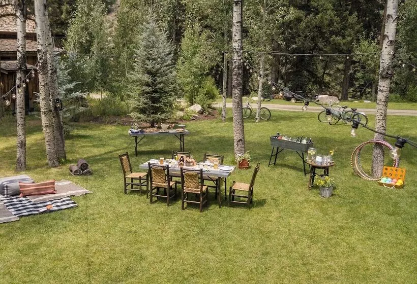 Hotelli Eleven Taylor River Lodge