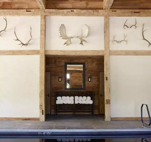 Hotelli Eleven Taylor River Lodge