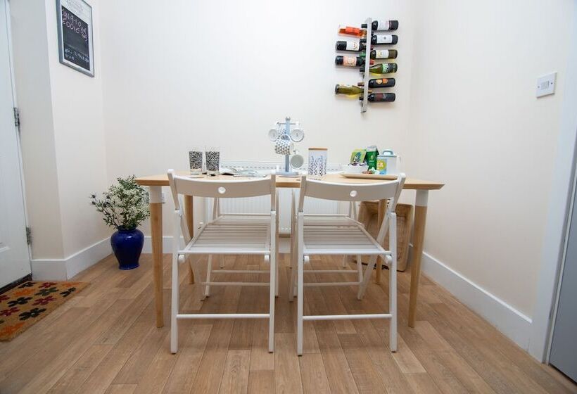 تختخواب و صبحانه Bristol Bnb