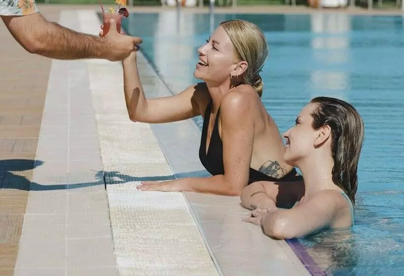 Acroter Hotel & Spa