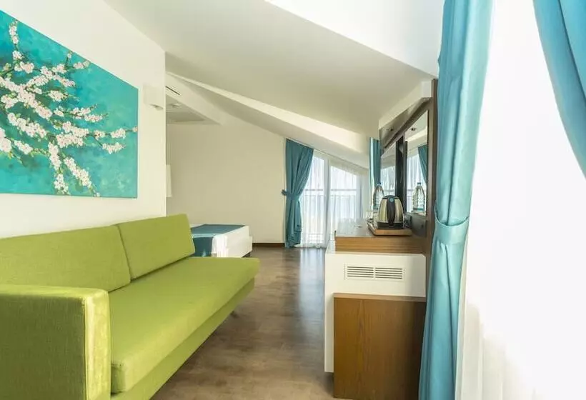 Acroter Hotel & Spa
