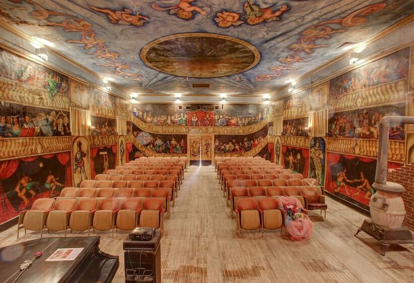 מוטל Amargosa Opera House &