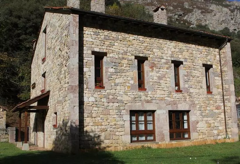 Albergue Cabrales   Hostel
