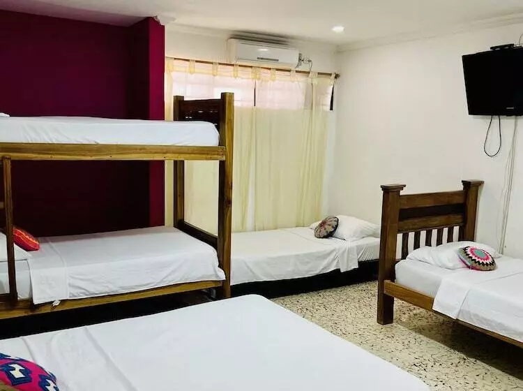 ユースホステル Hostal Liwa Kashi
