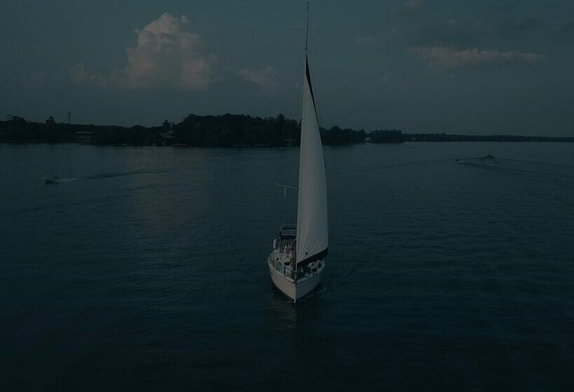 Boatique Hotel And Marina Hostel