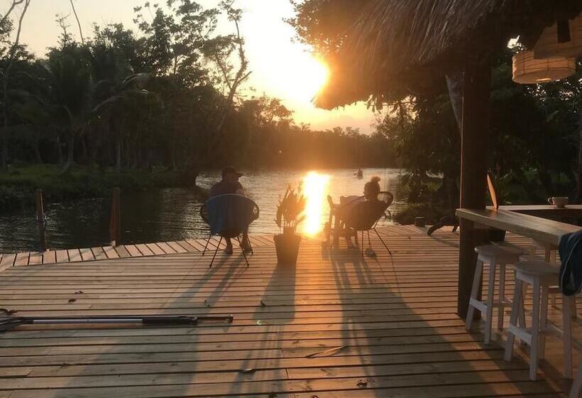 Boatique Hotel And Marina Hostel