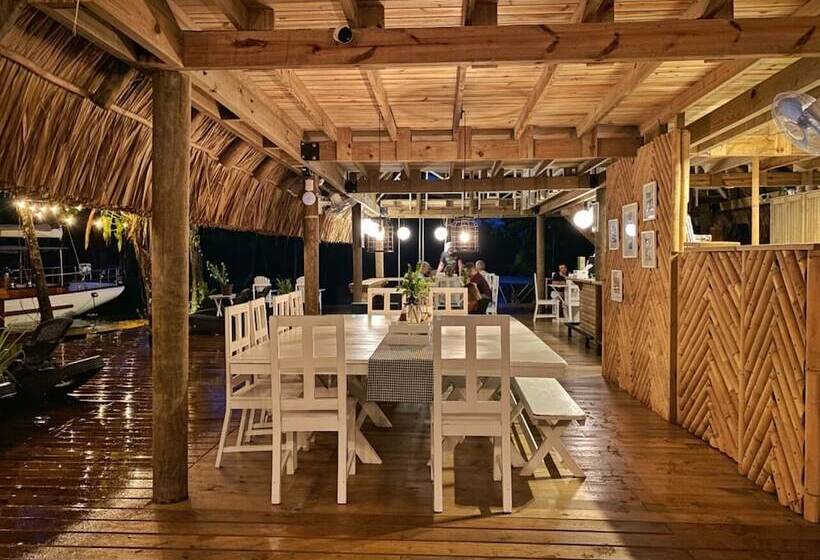 Boatique Hotel And Marina Hostel