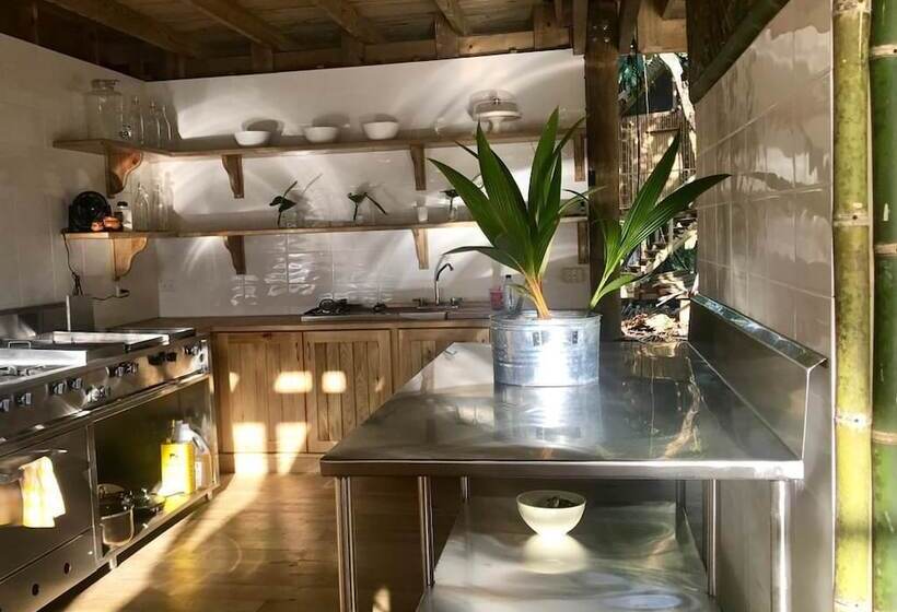 Boatique Hotel And Marina Hostel