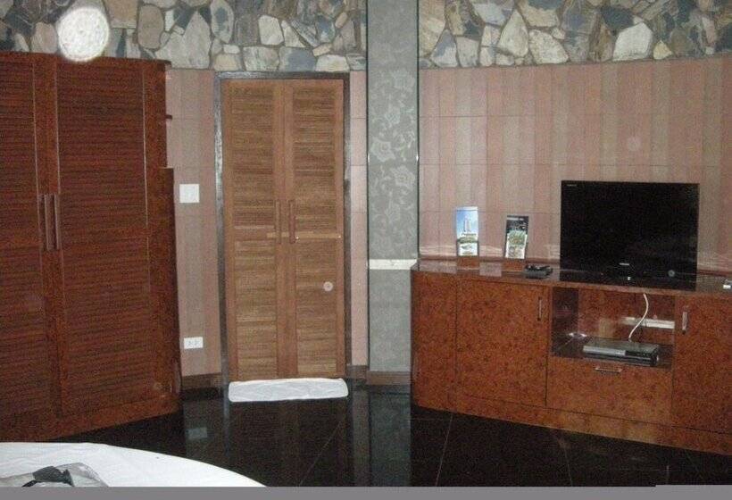 Отель Two Tiger Resort & Spa