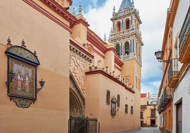 تختخواب و صبحانه Triana House