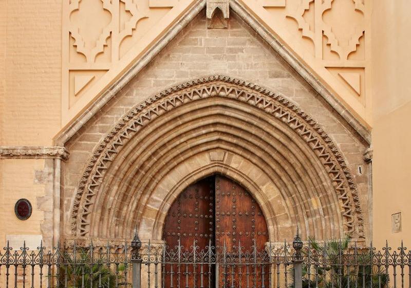 تختخواب و صبحانه Triana House