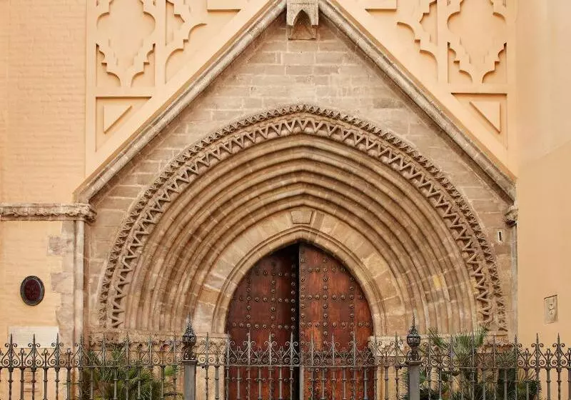 تختخواب و صبحانه Triana House