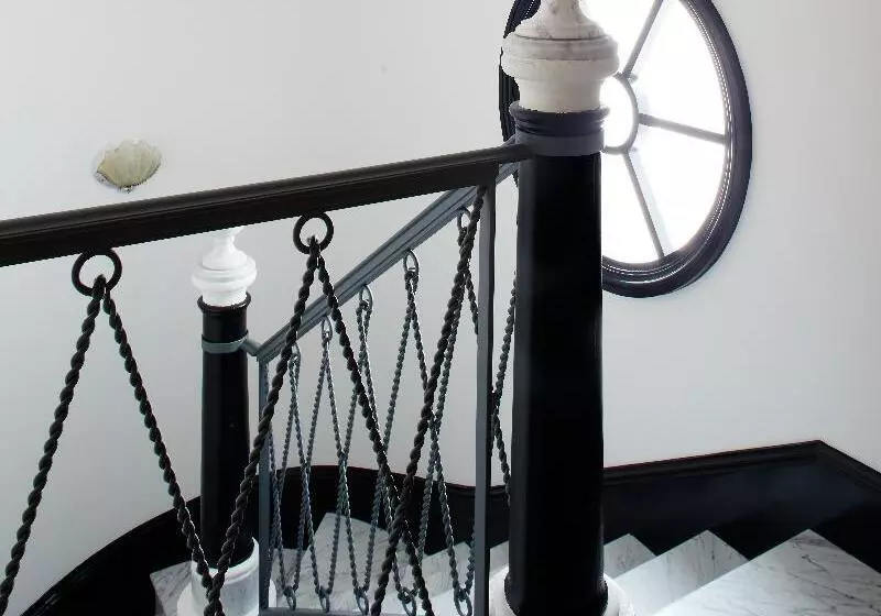تختخواب و صبحانه Triana House