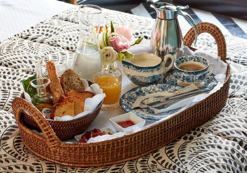 تختخواب و صبحانه Triana House