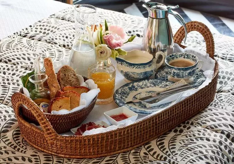 تختخواب و صبحانه Triana House